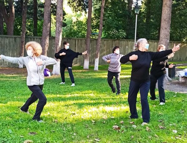 Вдох, выдох: в Томске проходят занятия цигун на свежем воздухе
